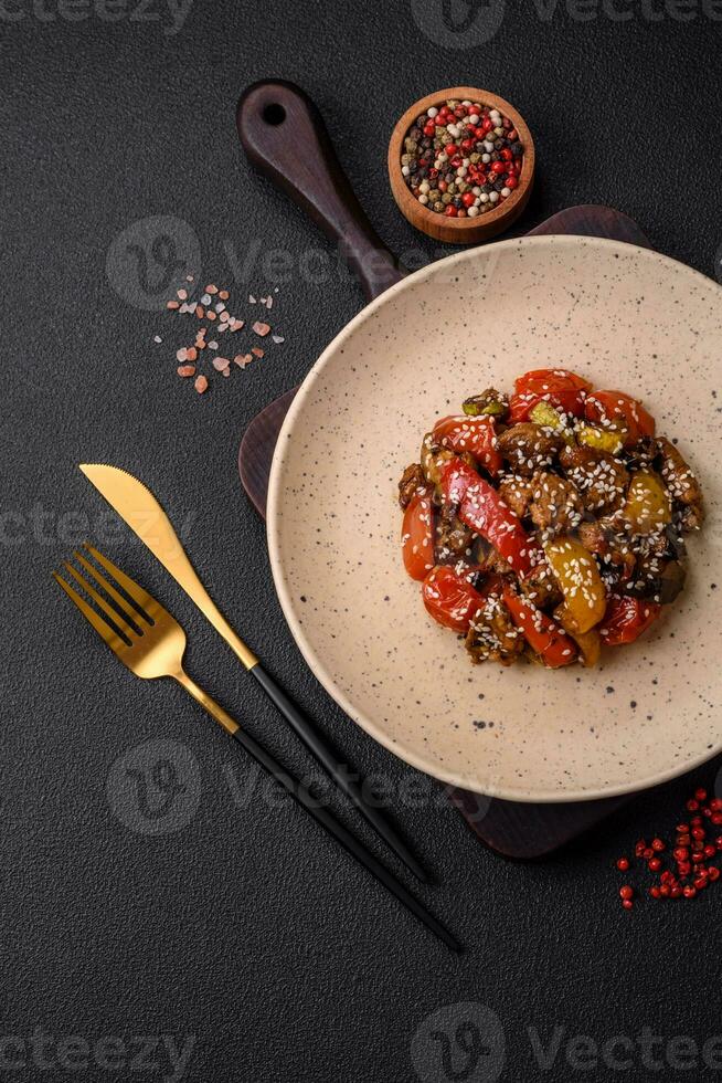 caloroso salada com vitela, tomates, pimentas, abobrinha, sésamo, sal, especiarias e ervas foto