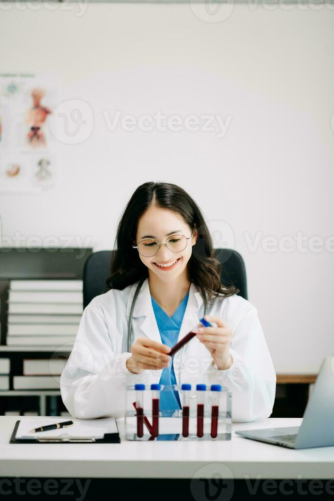 médico pesquisa laboratório. fêmea cientista trabalhando com bioquímico Ciência químico laboratório foto