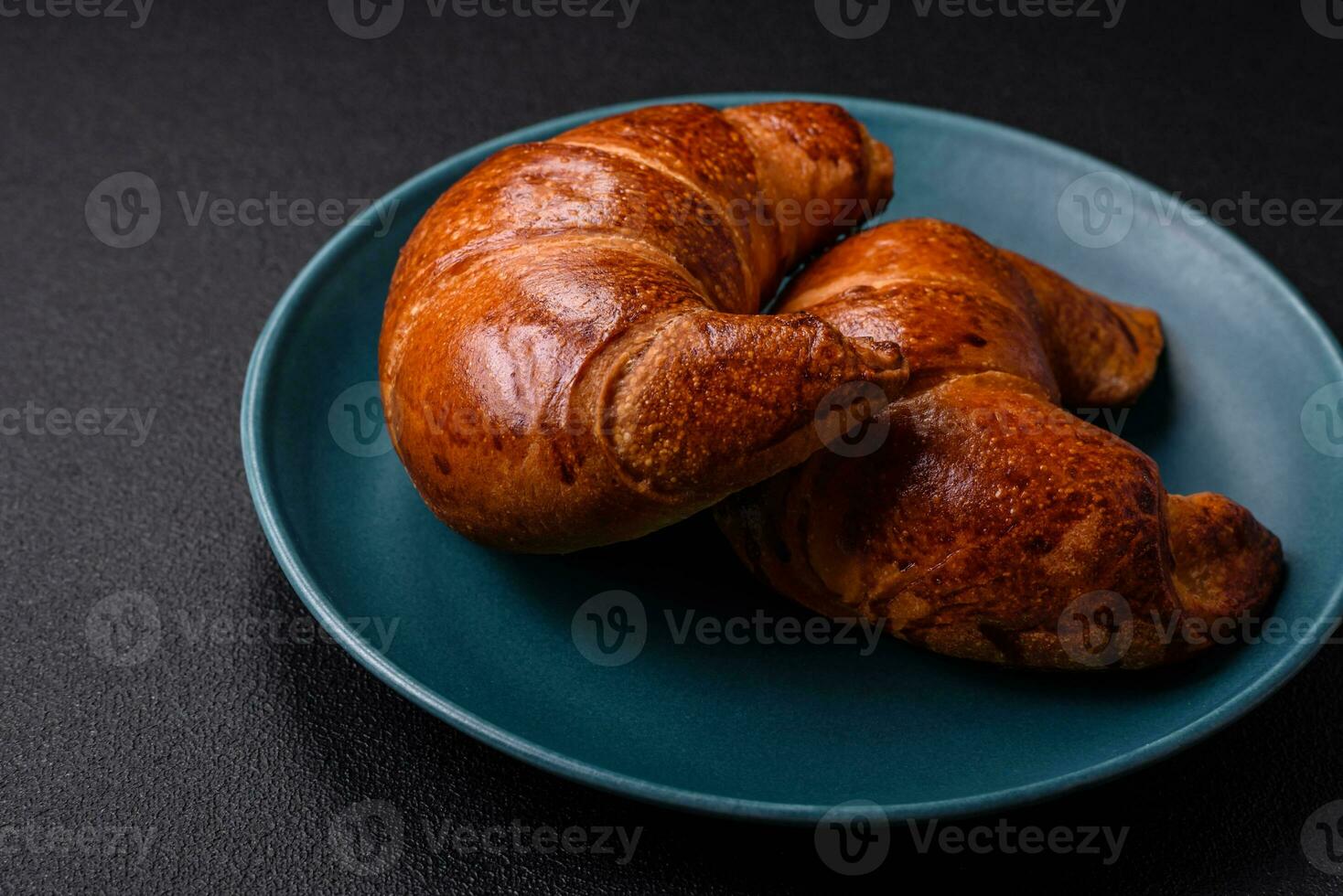 delicioso cozido crocantes croissants Como a elemento do a revigorante, nutritivo café da manhã foto