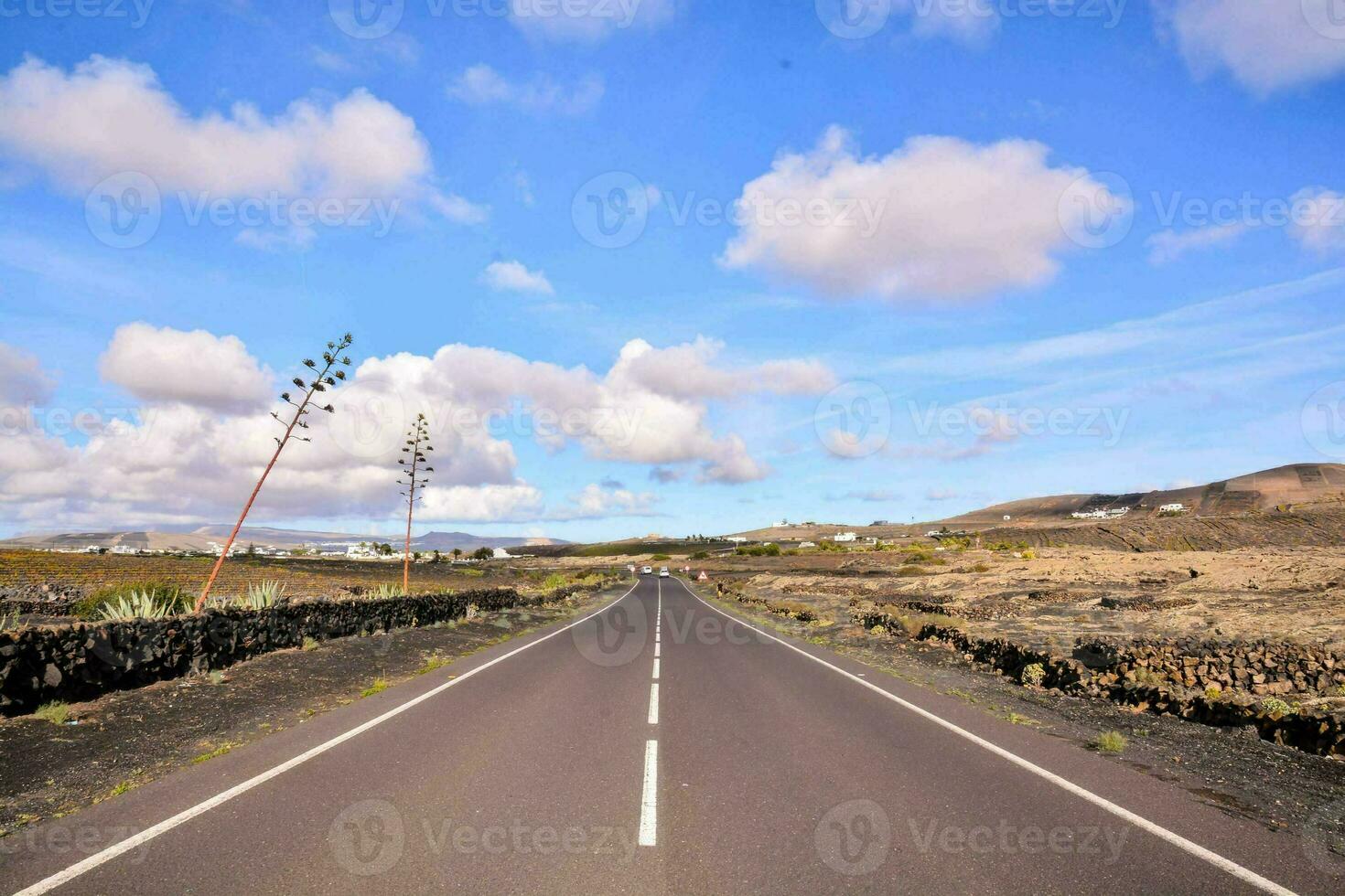 a esvaziar estrada dentro a meio do uma deserto foto