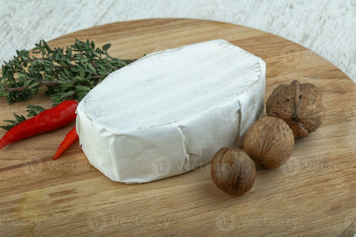 brie queijo sobre de madeira fundo foto