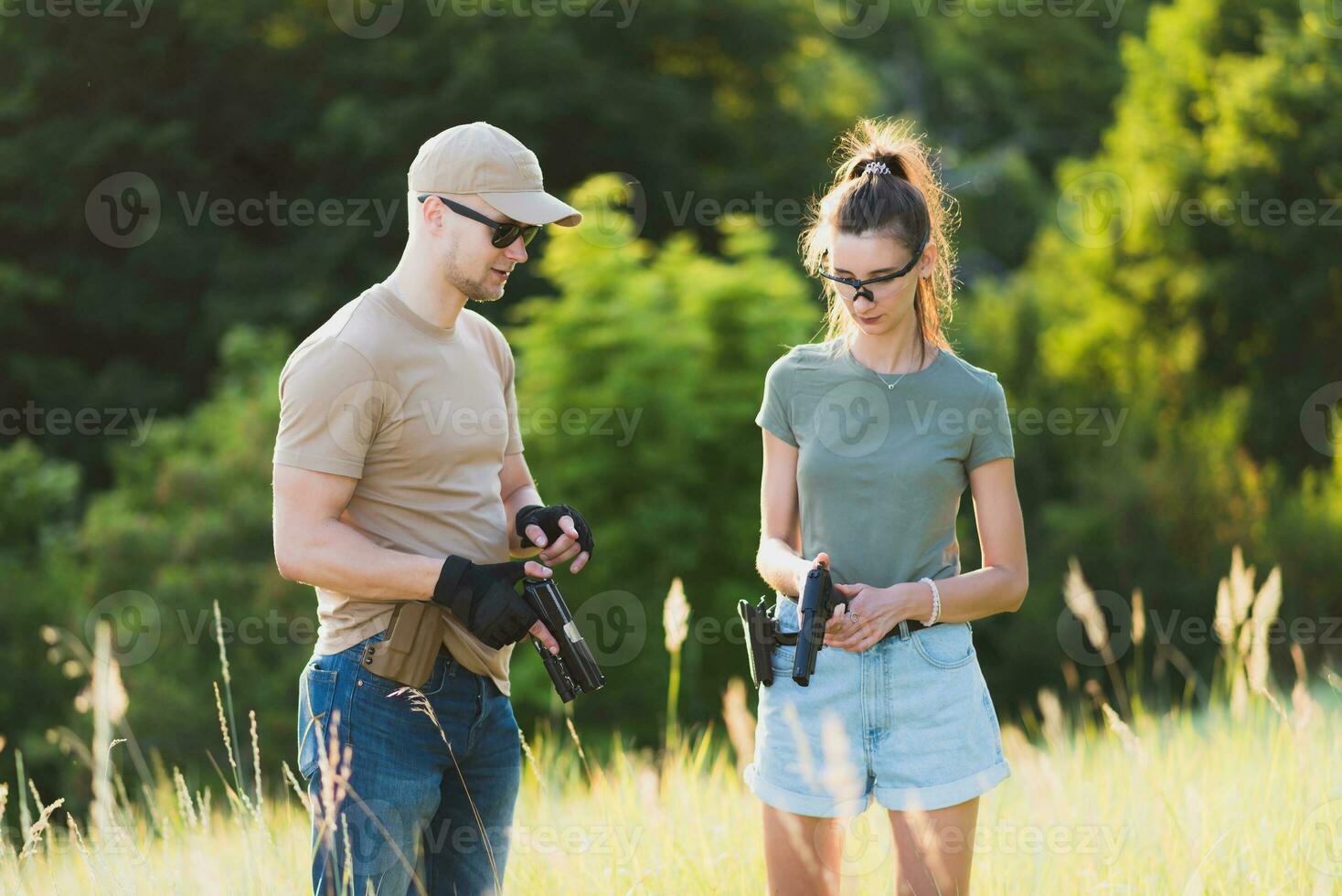 a instrutor ensina a menina para tiro uma pistola às a alcance foto