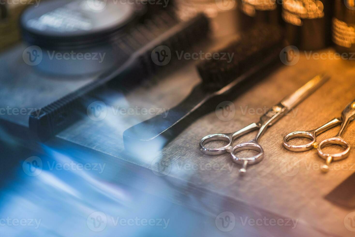 acessórios para cortes de cabelo estão em a estante dentro a salão foto