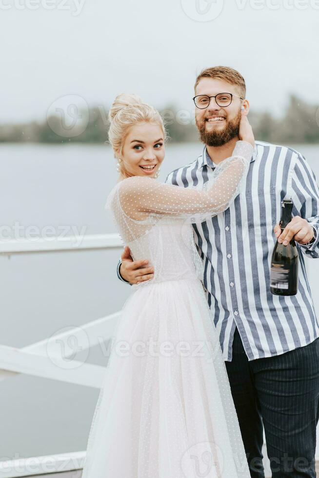 lindo somente casado abraçando em a cais de a água. foto