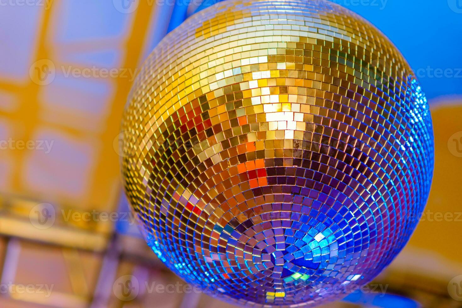 grande discoteca bola em uma colori fundo dentro uma Boate foto