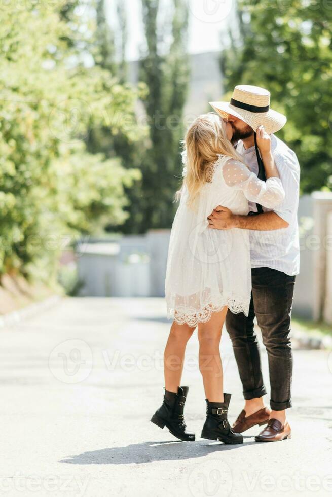 amoroso e feliz casal se beijando ao ar livre dentro verão foto