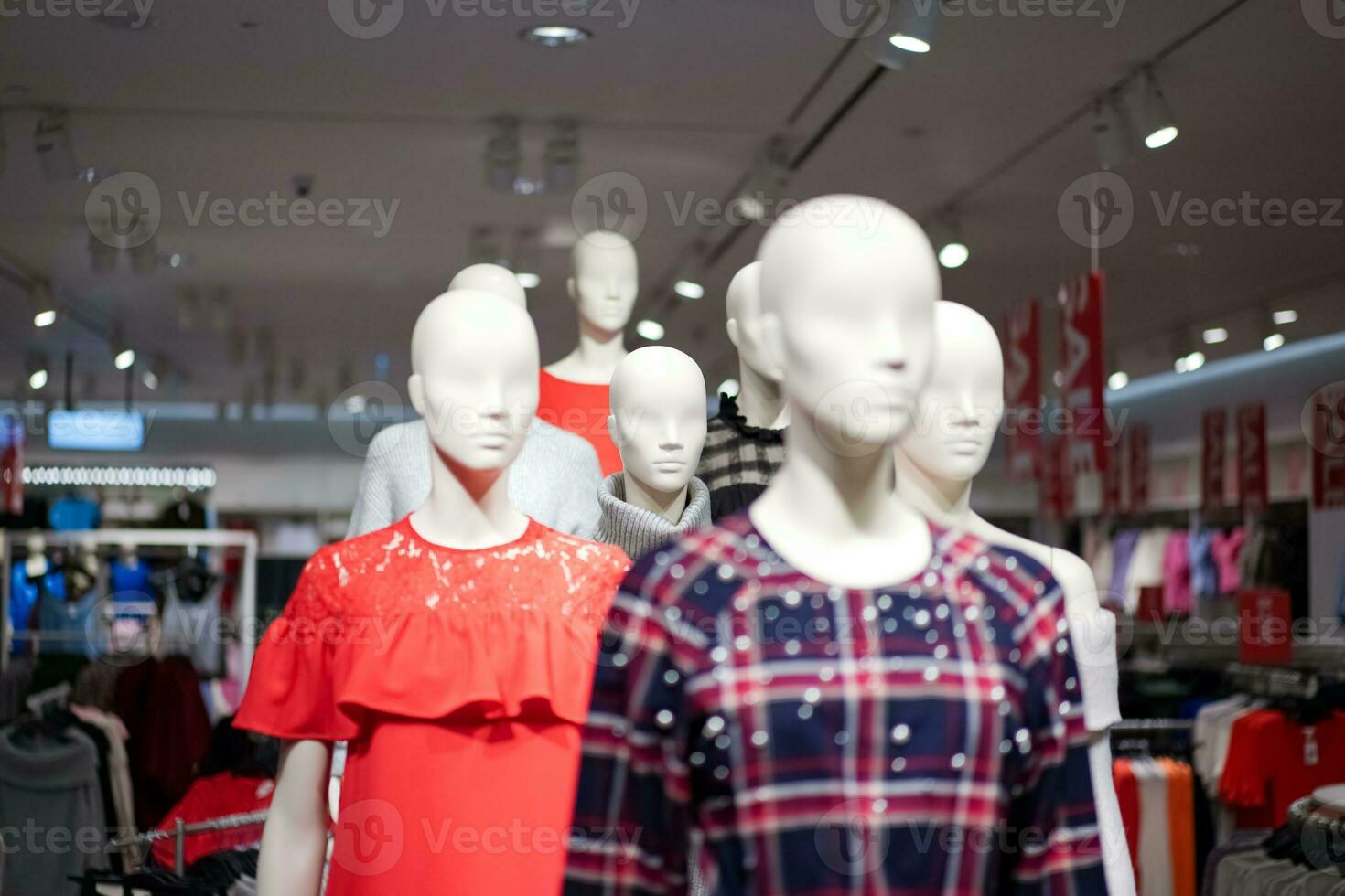 fêmea manequins estão vestido dentro casual roupas com uma Laranja vermelha tema dentro moda fazer compras às a departamento loja. foto