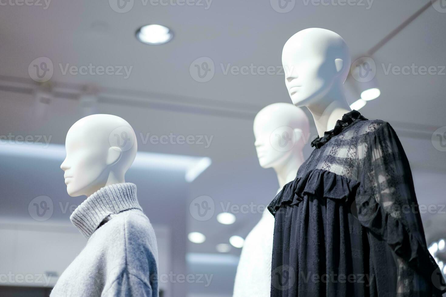 fêmea manequins estão vestido dentro casual roupas com uma Laranja vermelha tema dentro moda fazer compras às a departamento loja. foto