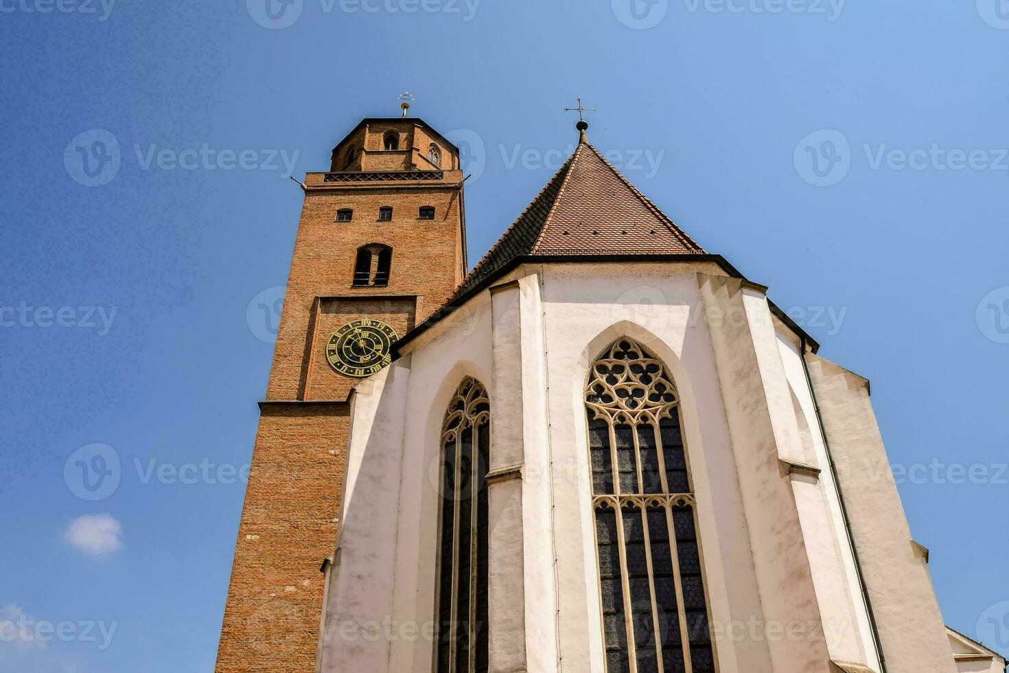 uma Igreja com uma torre e uma campanário foto