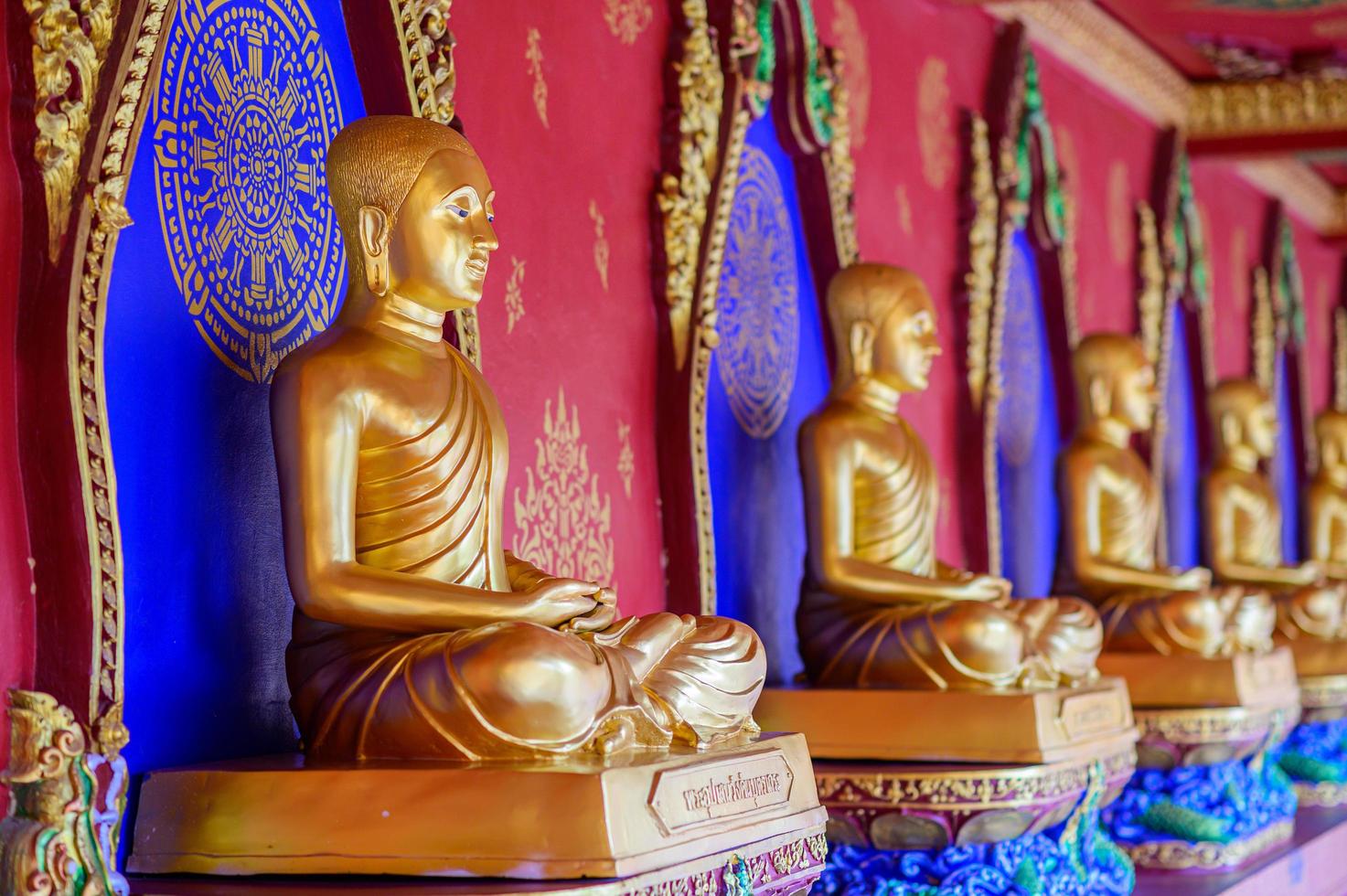 província de Krabi, Tailândia, 19 de maio de 2019 - estátuas douradas de Buda em um templo foto