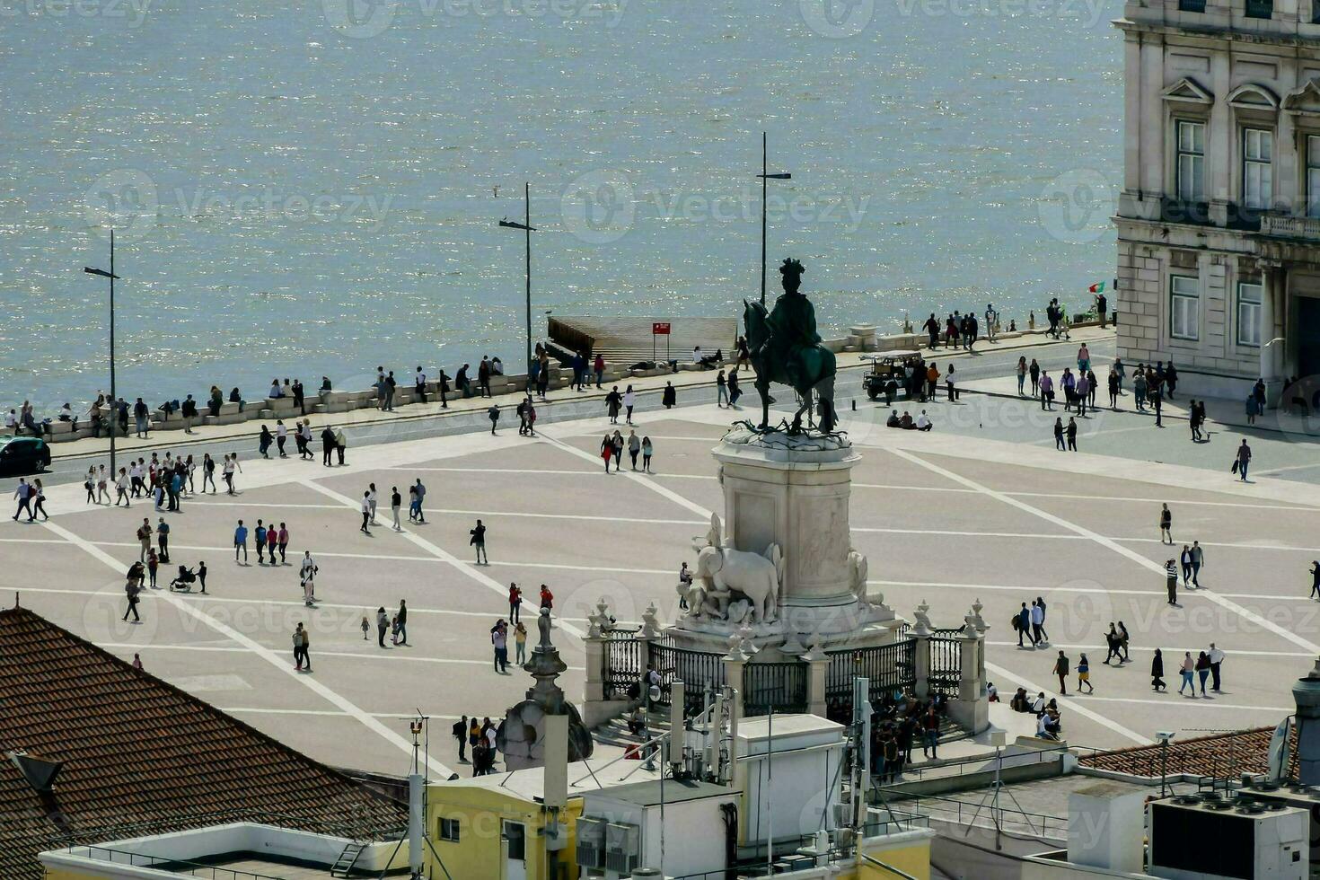 uma ampla quadrado com pessoas caminhando por aí isto foto