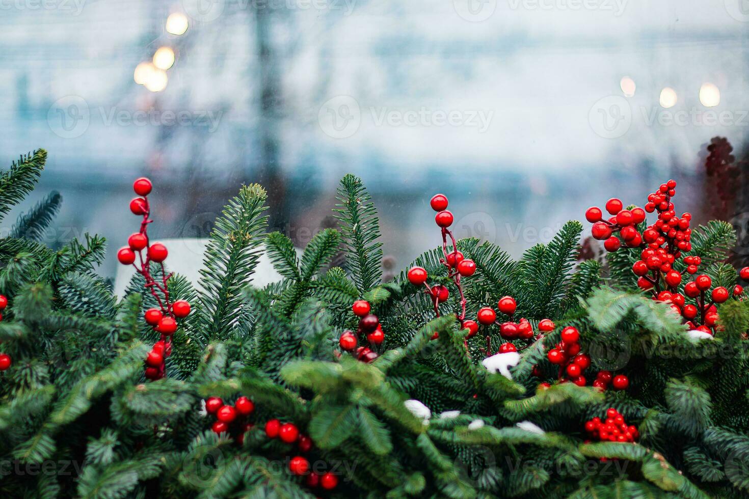 Natal decorações em janela. abeto galhos com vermelho bagas. foto