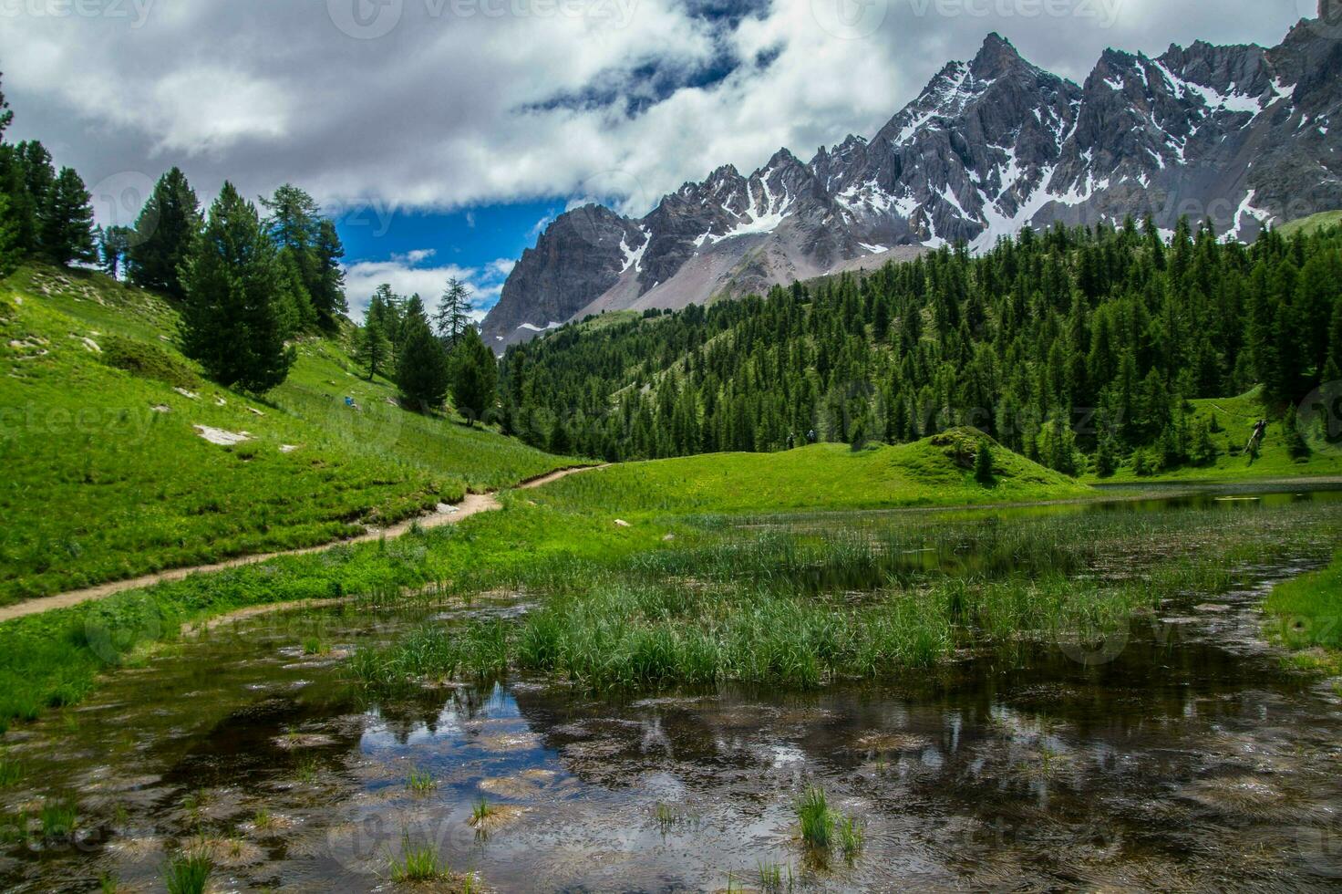 lago espelho Ceillac dentro queyras dentro hautes Alpes dentro França foto