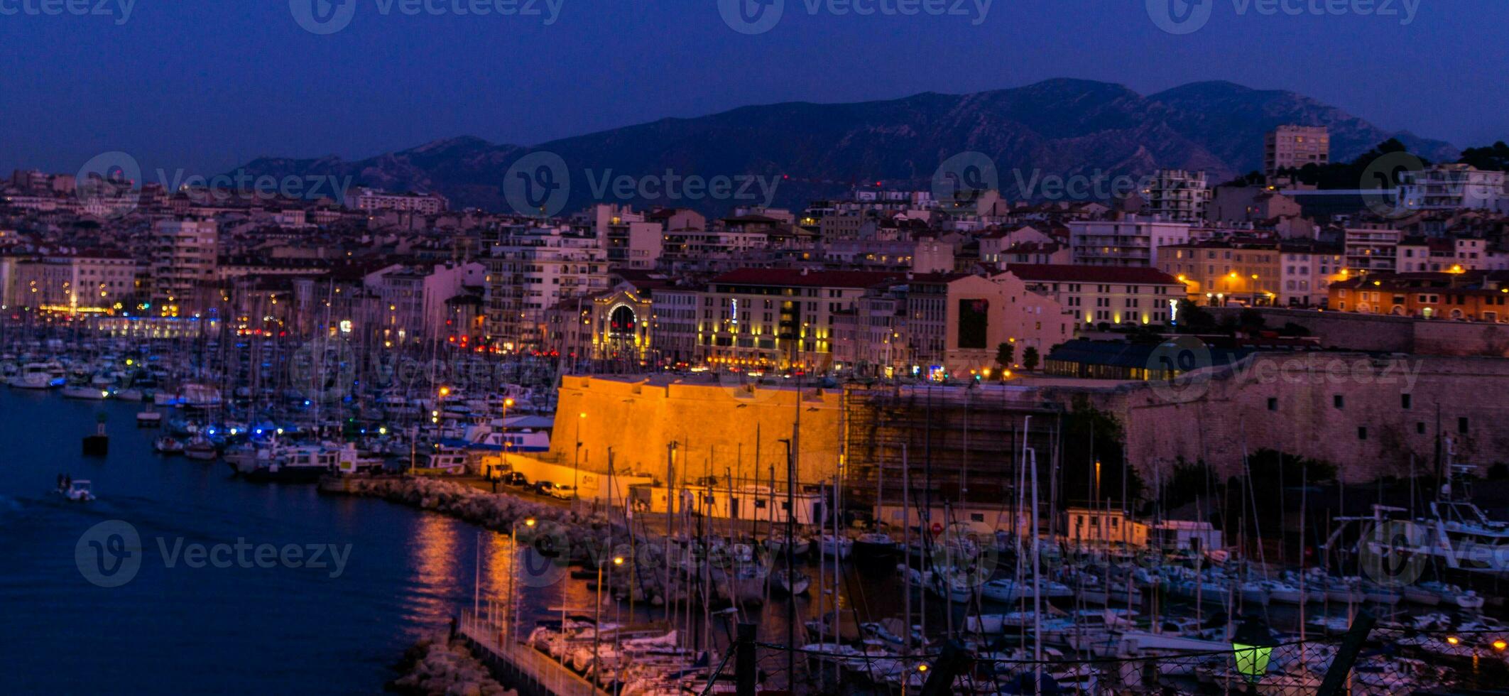 cidade noite Marselha dentro bouche du rhone foto