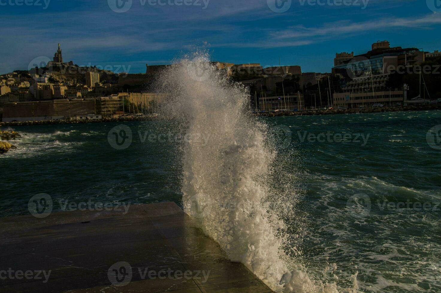 onda em a porta do Marselha foto