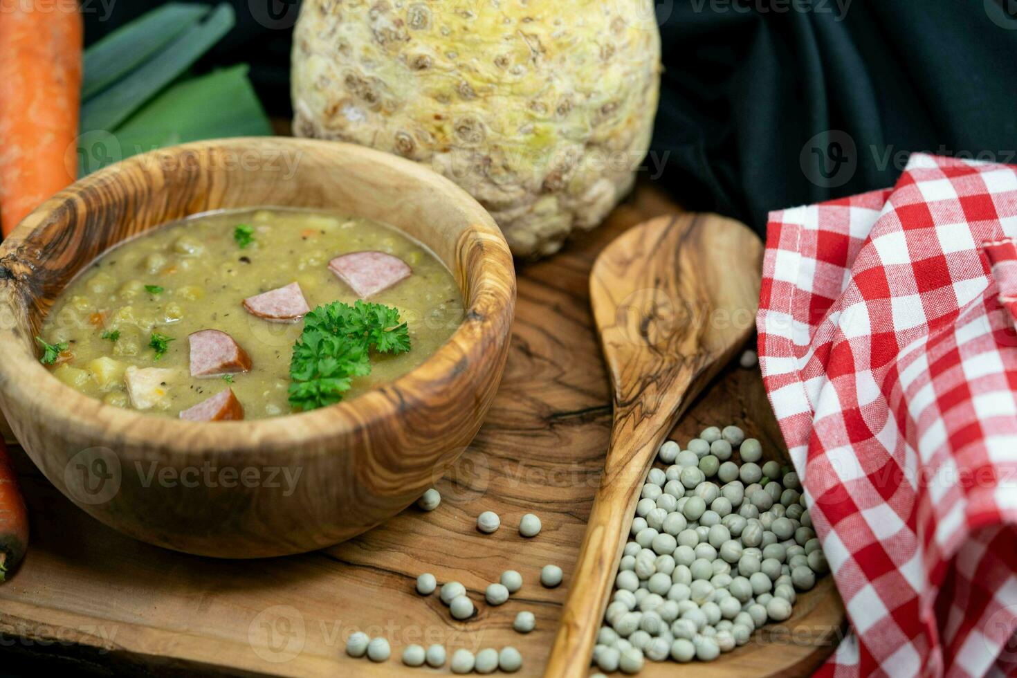 ervilha sopa fez com legumes do a próprio jardim foto