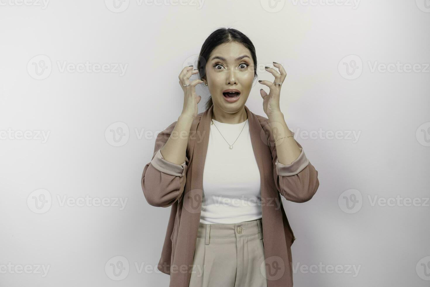 uma triste ásia mulher empregado desgasta casaco, parece estressado e depressivo, isolado branco fundo. foto