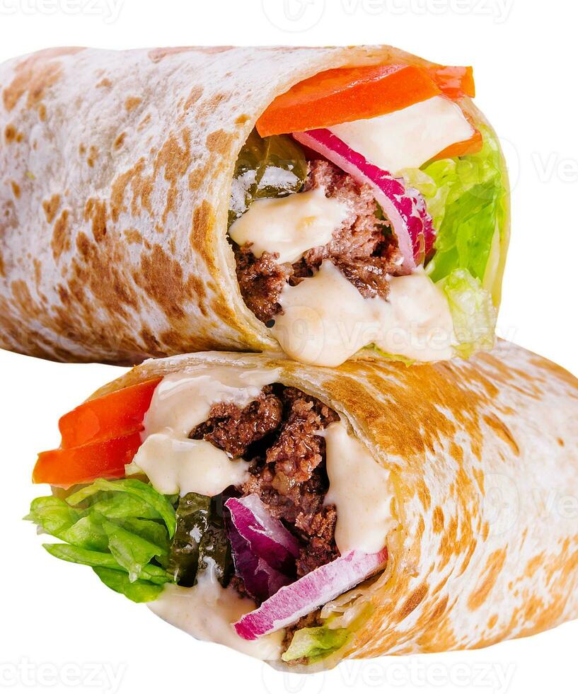 shawarma com carne e legumes isolado em branco foto