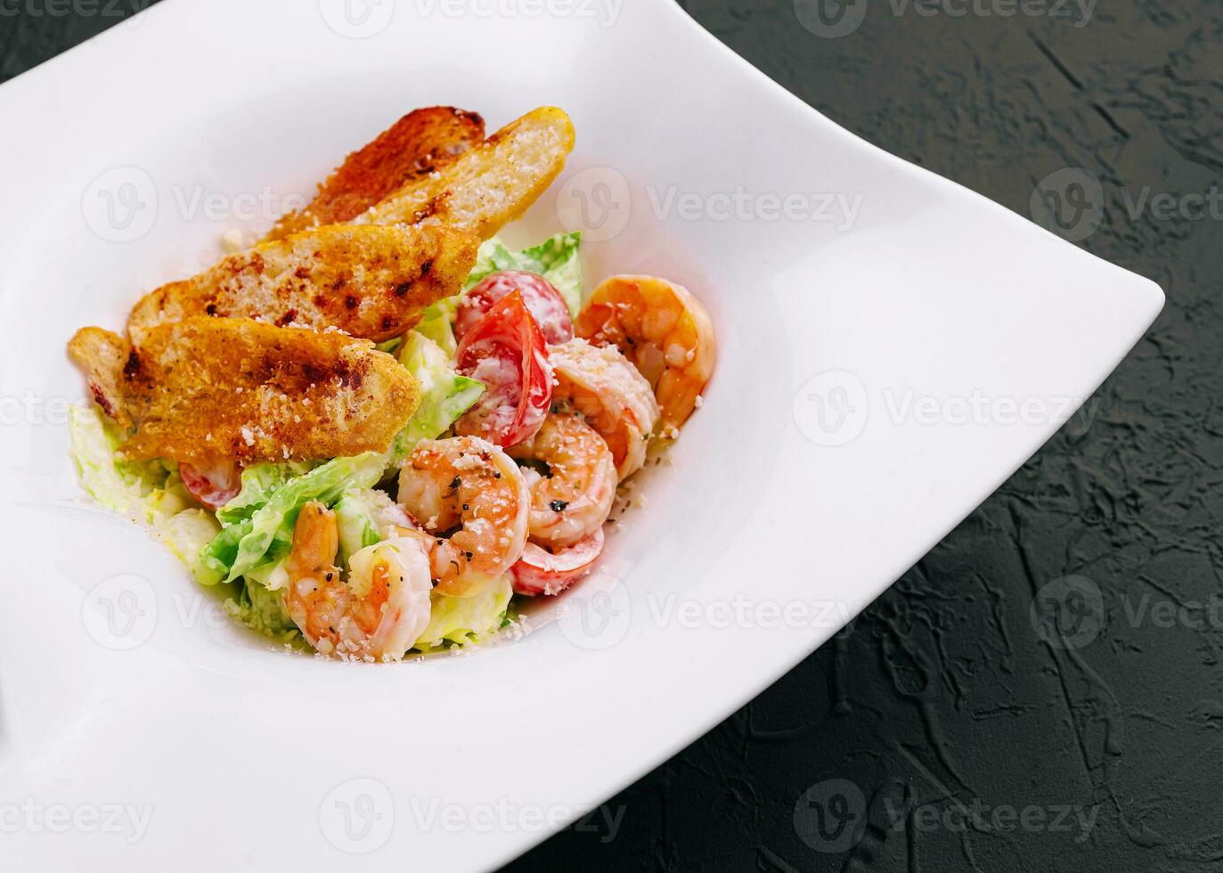 alface salada com César molho, tigre camarões, queijo e pão migalhas foto