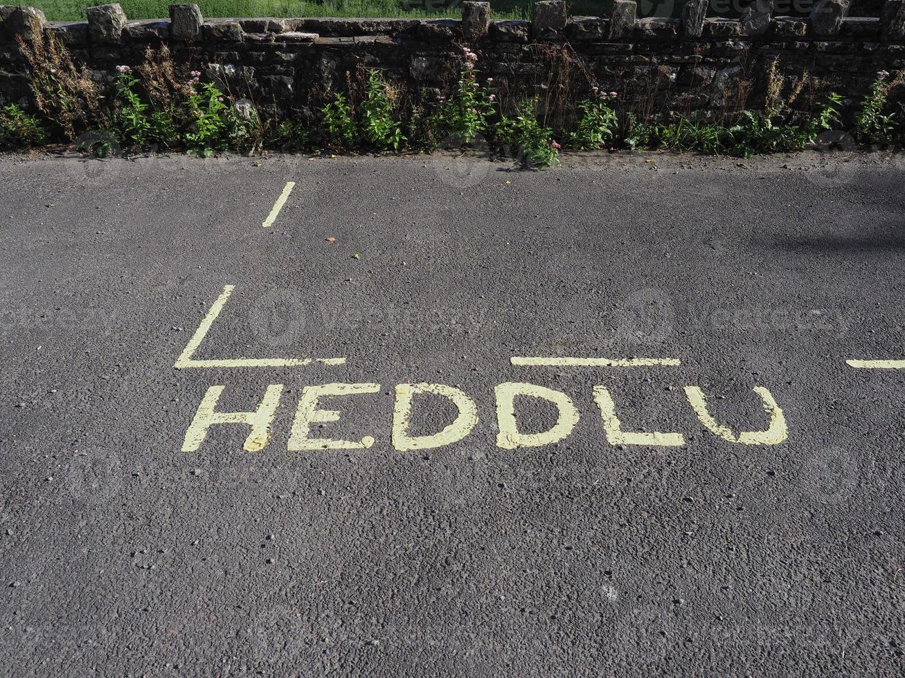 heddlu significa polícia em sinal de estacionamento reservado galês foto