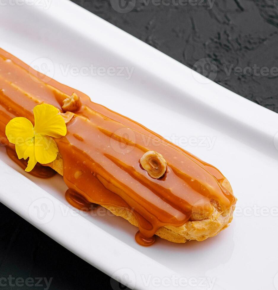caramelo francês eclair pastelaria em branco retângulo prato foto