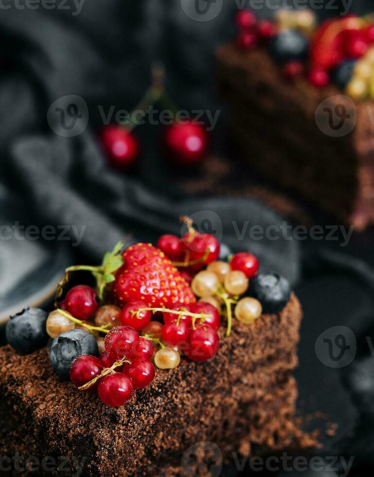 delicioso chocolate bolo decorado com fresco bagas foto