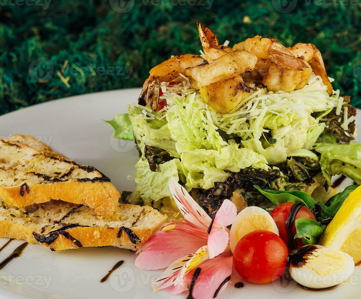 fresco e saudável camarão salada com legumes foto