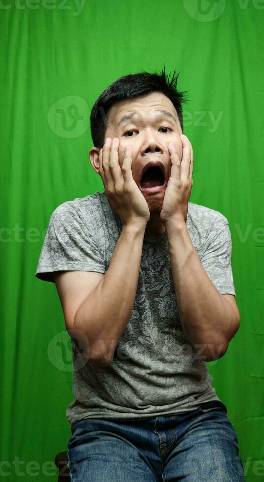 uma homem transmite profundo emoção através uma sombrio expressão retrato do tristeza foto