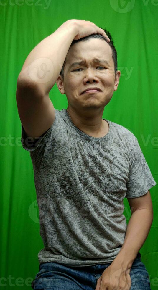 uma homem transmite profundo emoção através uma sombrio expressão retrato do tristeza foto