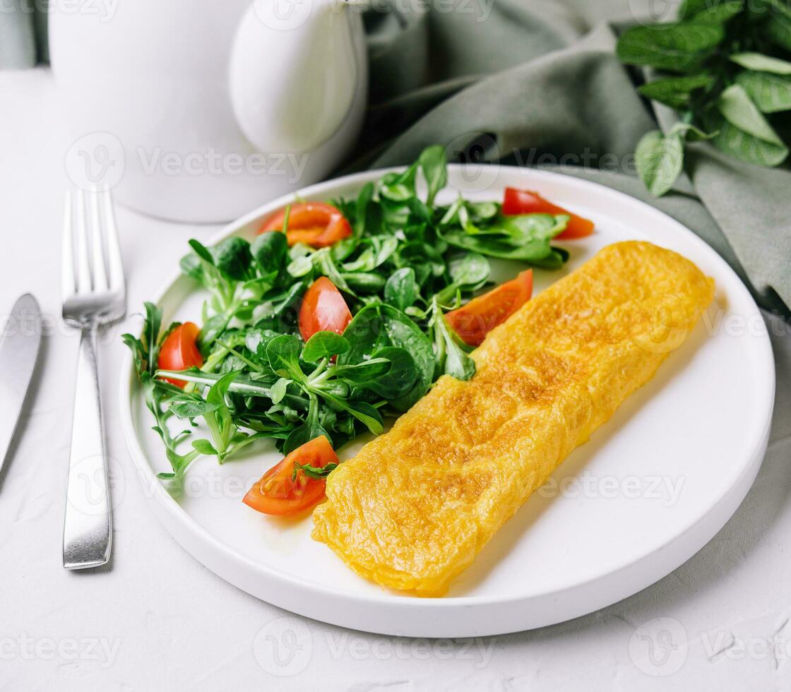 omelete com fresco espinafre e tomate salada foto