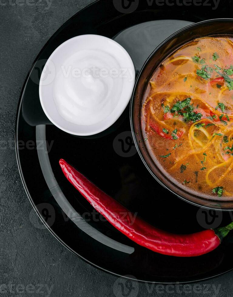 frango sopa com Macarrão topo Visão foto