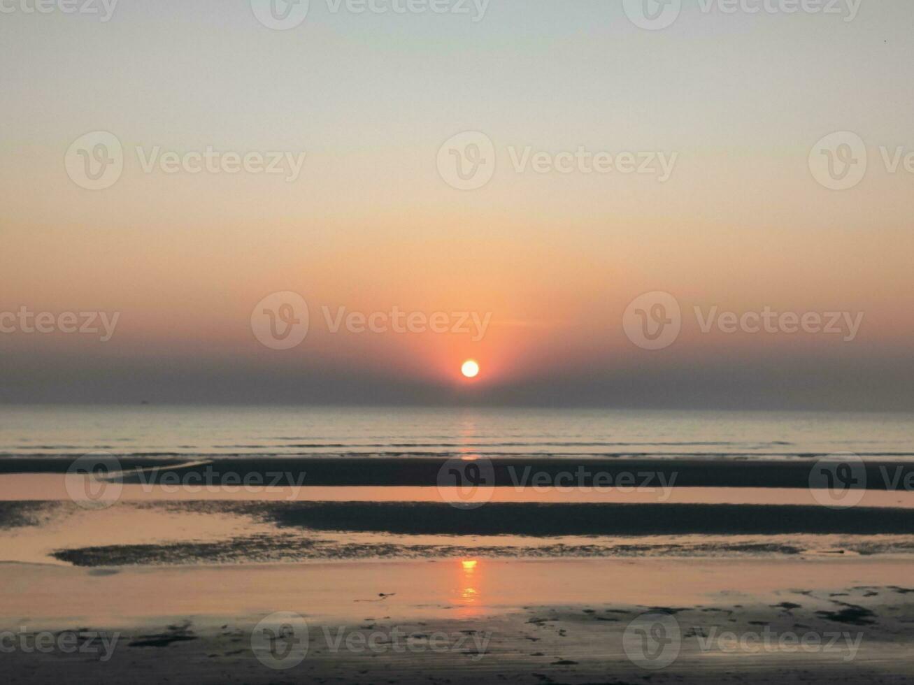 lindo pôr do sol dentro cox bazar foto