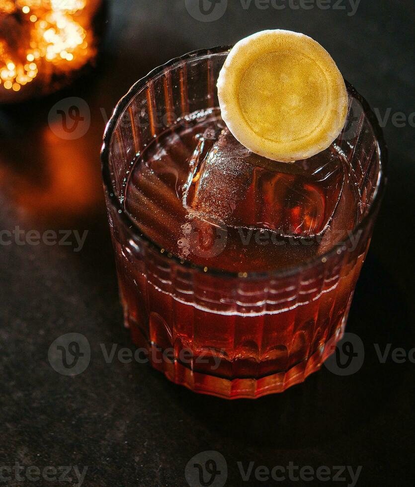 refrescante embriagado Gin negroni coquetel topo Visão foto