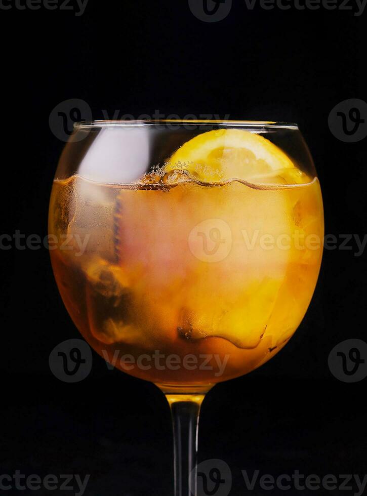 transparente vidro com uma brilhante laranja alcoólico beber e gelo cubos foto