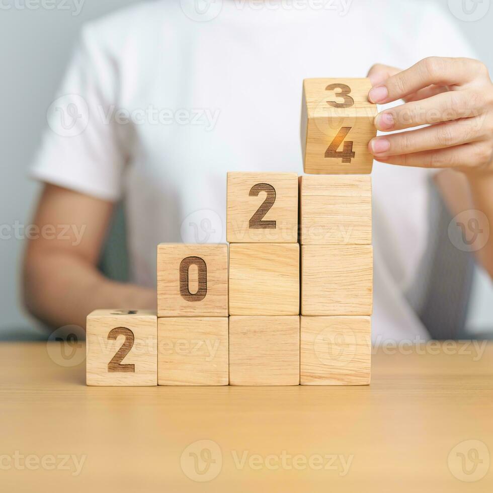 2024 madeira quadra com o negócio meta, sucesso, estratégia, alvo, missão, Ação, crescimento, trabalho em equipe, plano, idéia e Novo ano começar conceito foto
