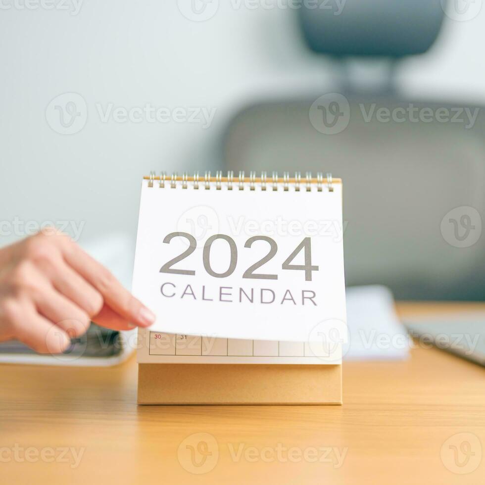 2024 ano calendário em mesa fundo. contagem regressiva, feliz Novo ano, resolução, metas, plano, Ação, missão e financeiro conceito foto