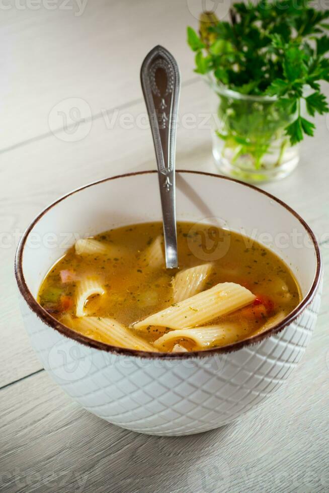 quente vegetal sopa com ampla massa dentro uma tigela foto