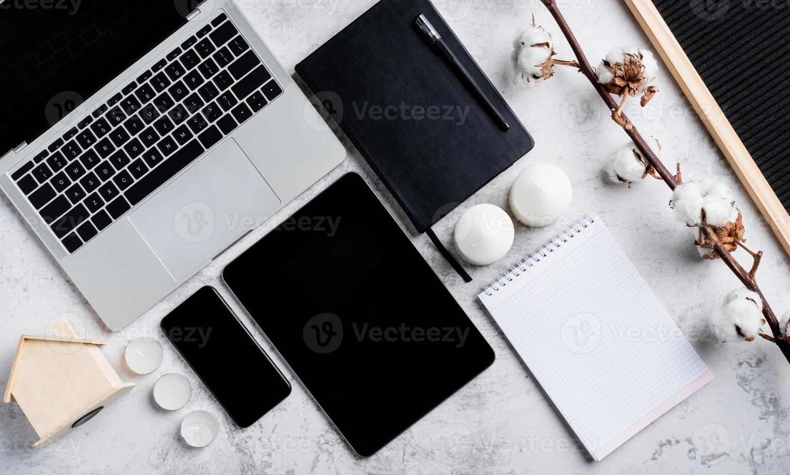 desktop de escritório moderno com dispositivos móveis e notebooks foto