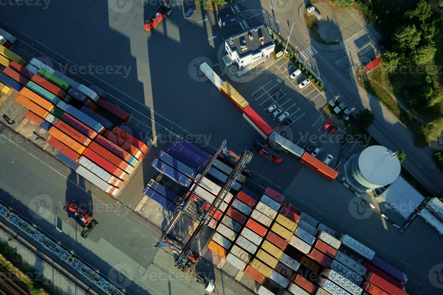 armazém de contêineres, vista aérea. conceito de transporte e logística foto