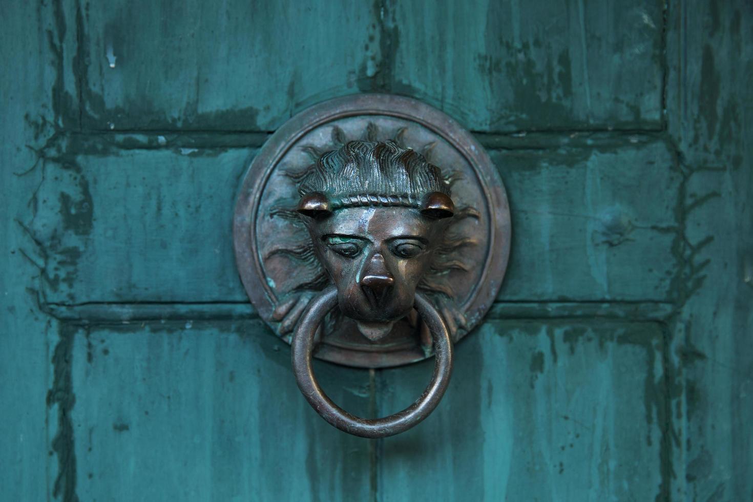 Maçaneta de porta antiga em forma de leão foto