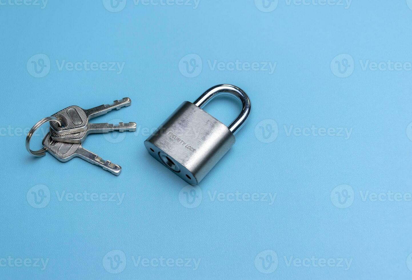 conceito para segurança e segurança. cadeado e Está chaves isolado em azul fundo. depois de alguns Editar% s. foto