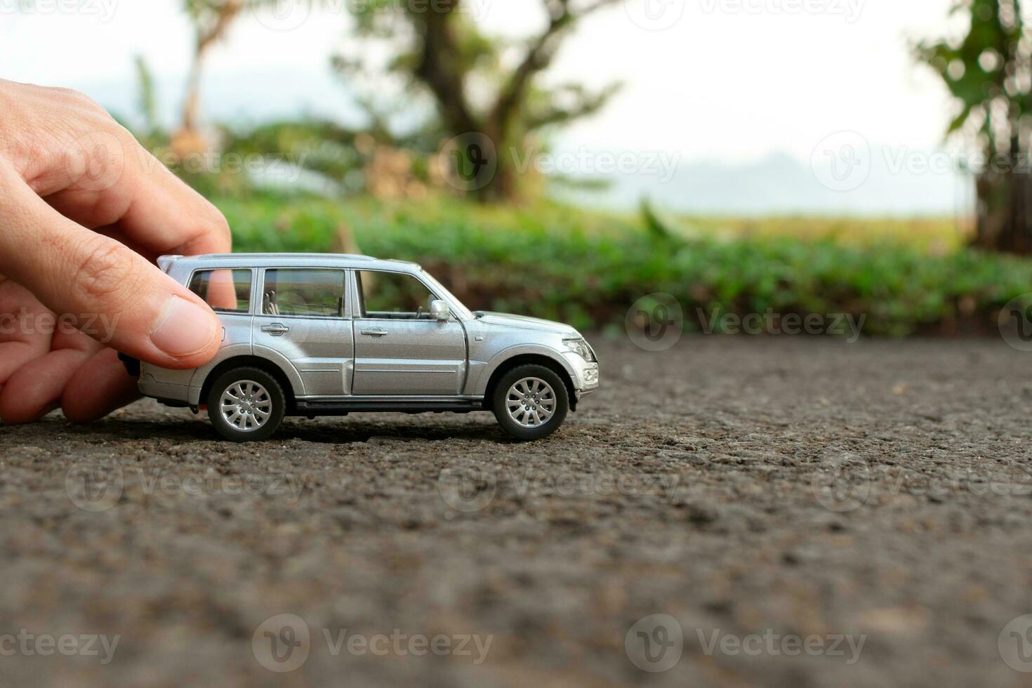 conceito para ao ar livre Atividades com brinquedo para crianças. foto do uma brinquedo carro mantido de mão. depois de alguns Editar% s.