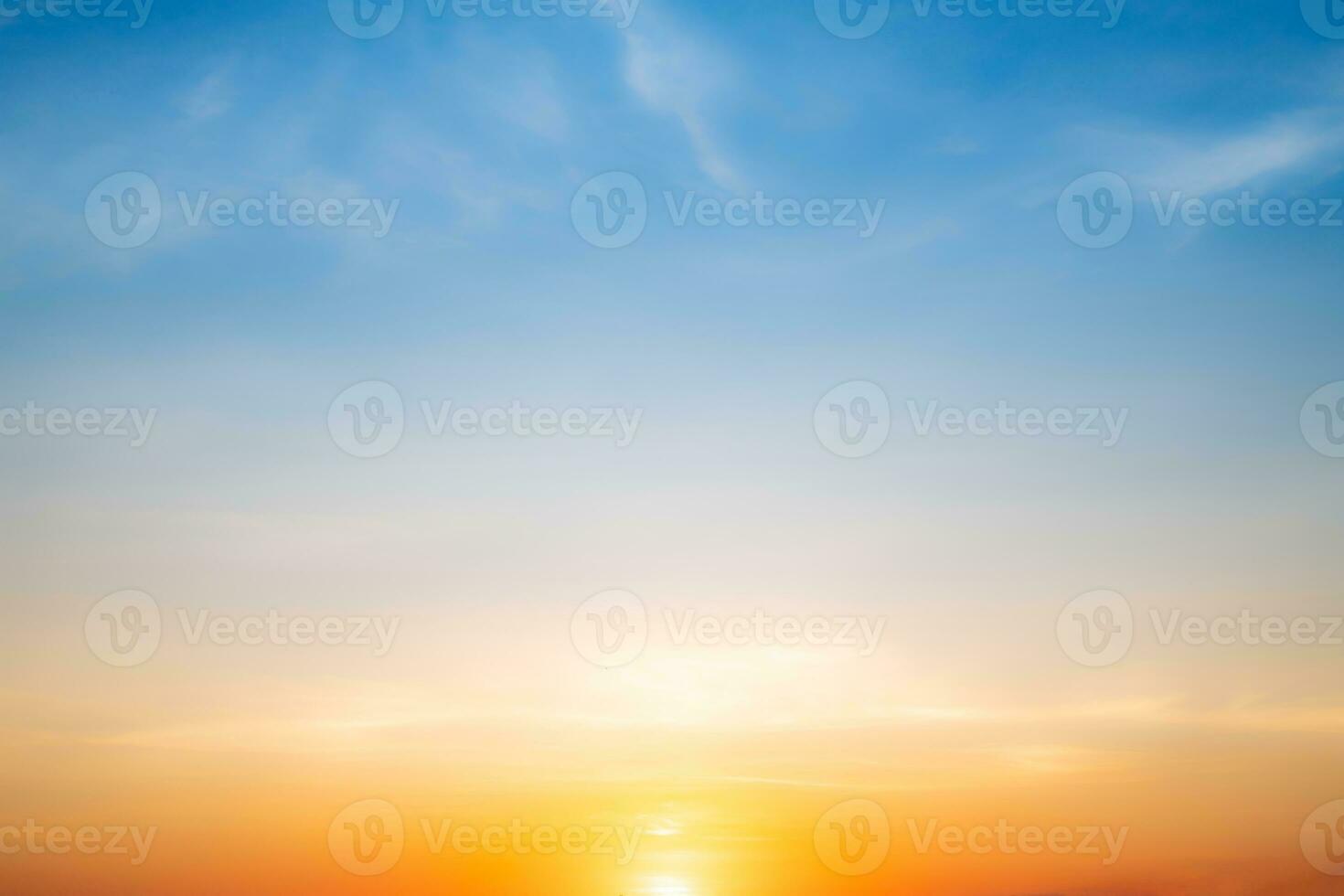 real surpreendente lindo nascer do sol e luxo suave gradiente laranja ouro nuvens com luz solar em a azul céu perfeito para a fundo, levar dentro noite, crepúsculo pôr do sol céu com □ Gentil colorida nuvens foto