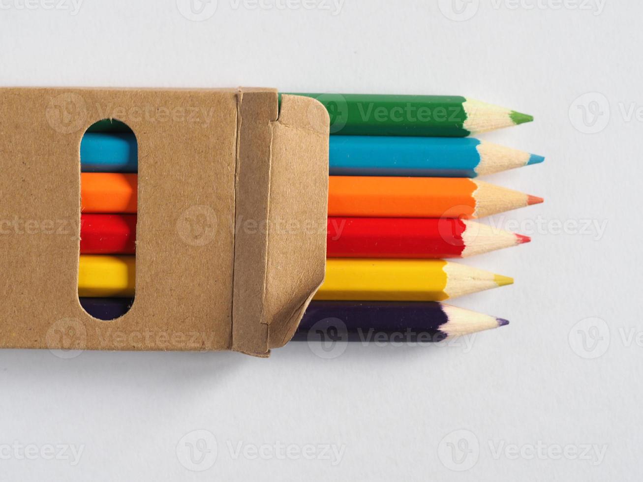 lápis de cor de várias cores diferentes foto
