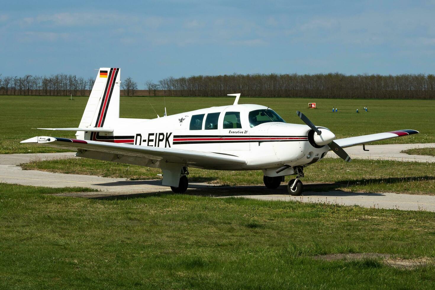 avião às aeroporto e aeródromo. pequeno e esporte aeronaves. geral aviação indústria. vip transporte. Civil Utilitário transporte. mosca e vôo. foto