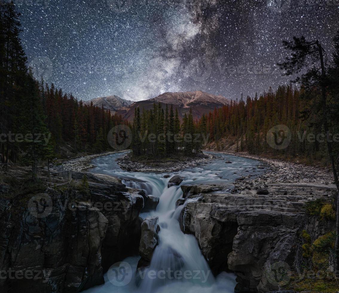 sunwapta falls com a via láctea no outono na rodovia icefields, parque nacional de jaspe foto