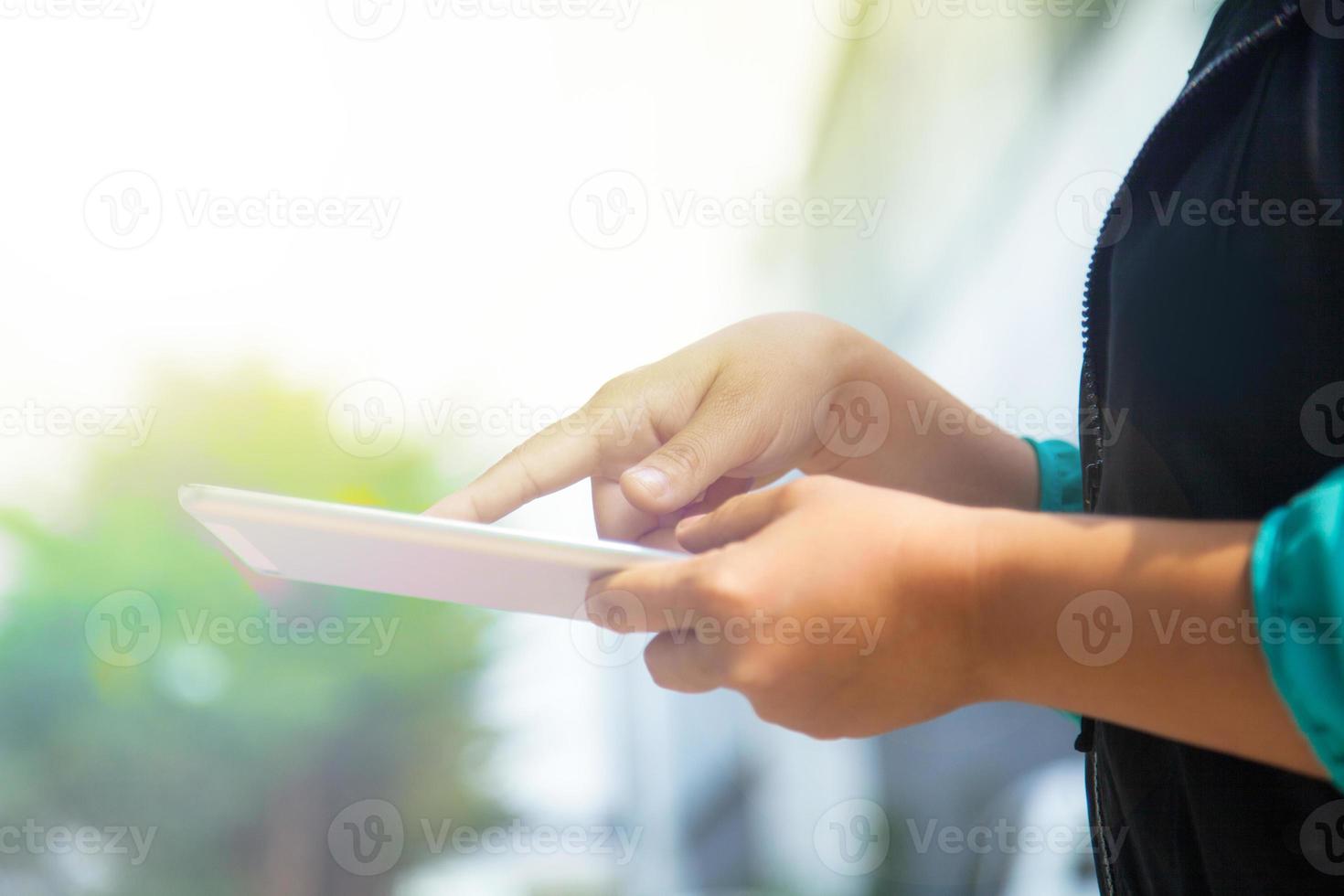 visão recortada de mulheres usando um tablet digital foto