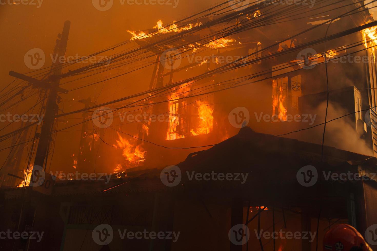 o fogo está queimando a casa foto