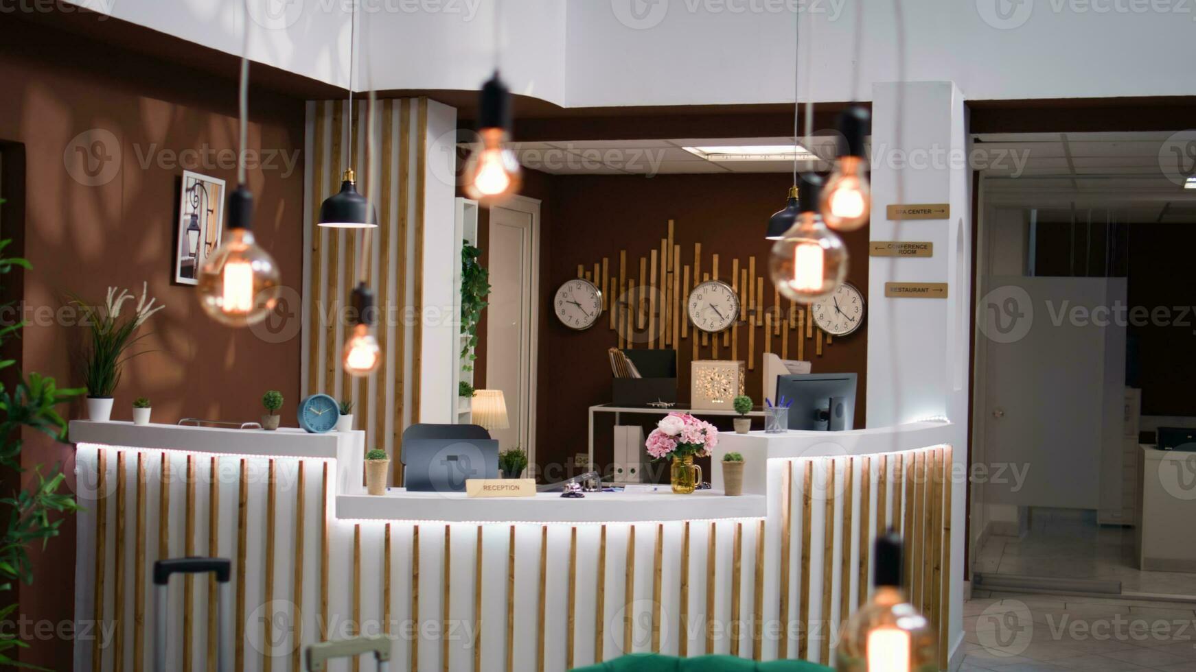 esvaziar hotel recepção e salão com luxuoso sofá e moderno elegante mobília criando agradável atmosfera para convidados. elegante decorações com luzes e plantas às frente escrivaninha. foto