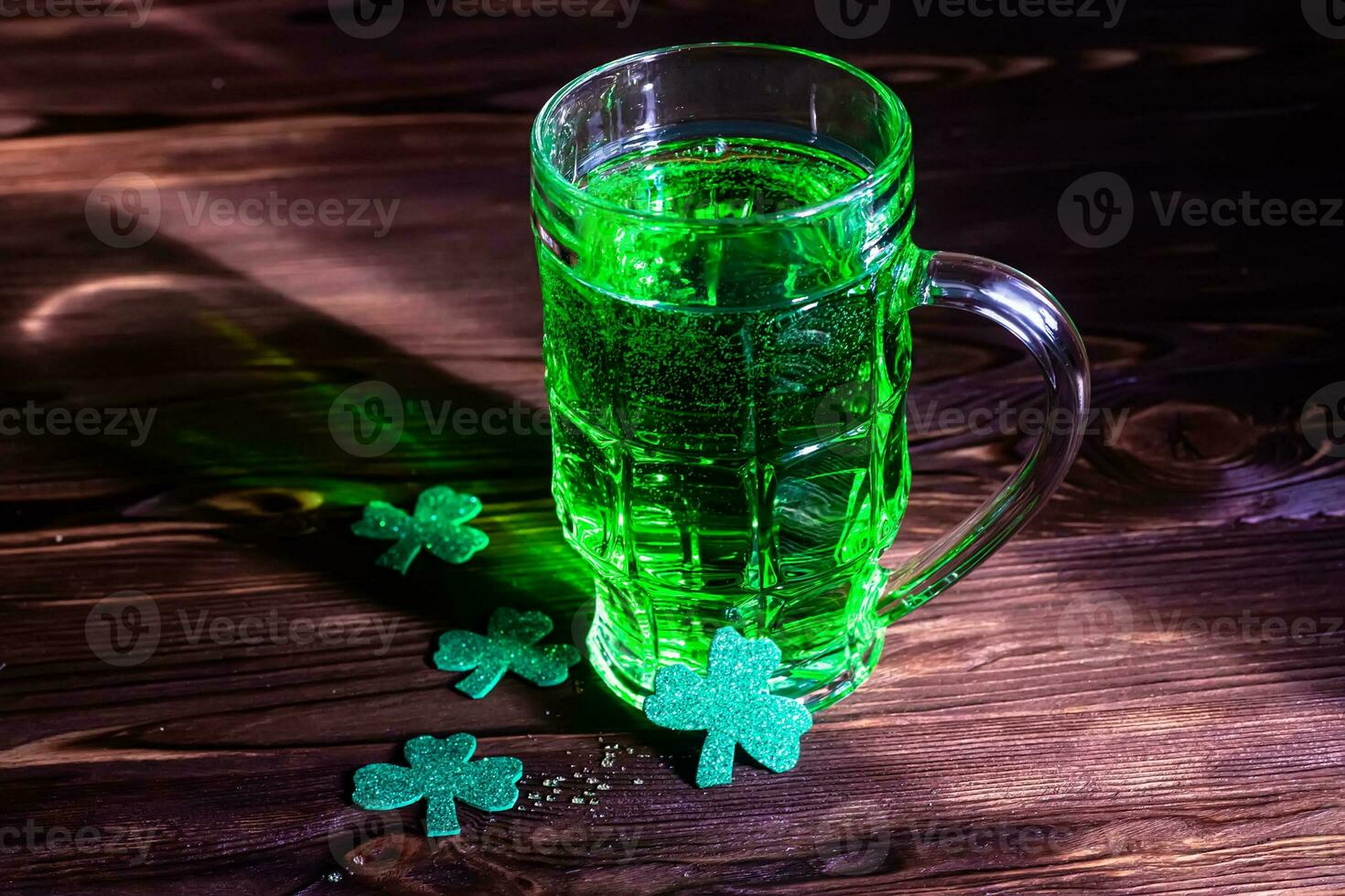 álcool festival em st. patrick's dia. trevo folhas, trevo para Boa sorte dentro a festivo dia. tradicional delicioso beber dentro Irlanda foto